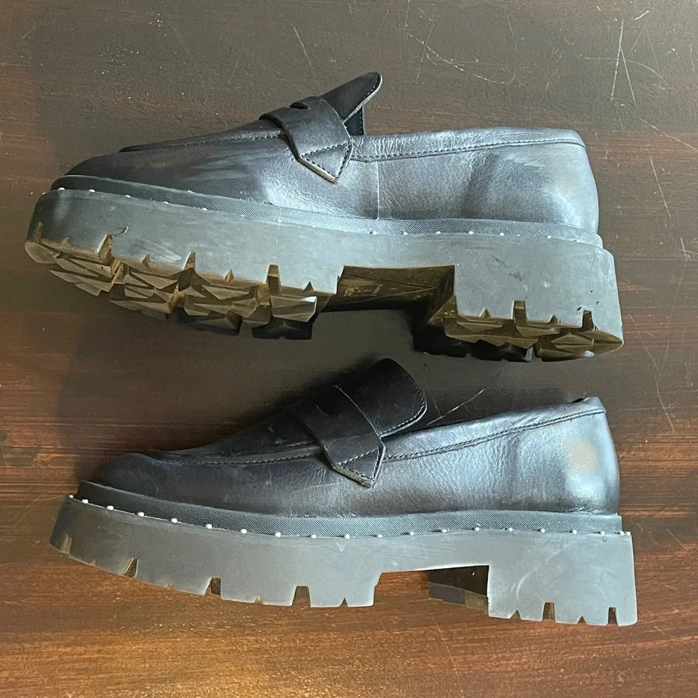 SCHUTZ black leather